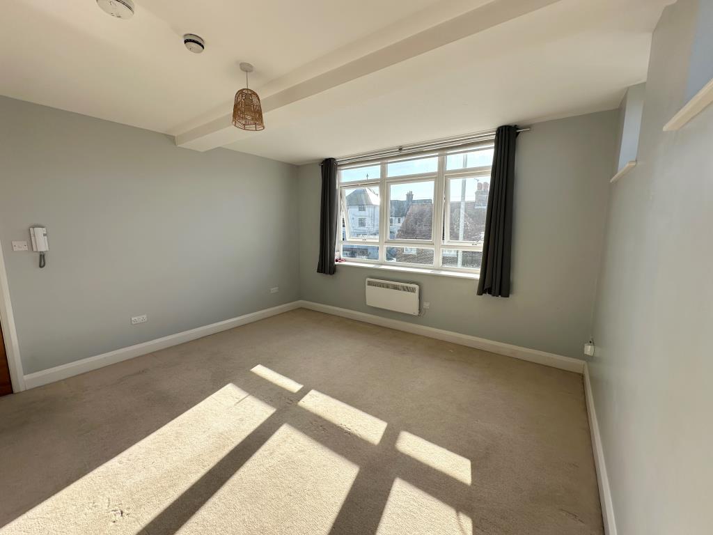 Lot: 38 - STUDIO FLAT IN SEAFRONT LOCATION - Studio Room with south facing window